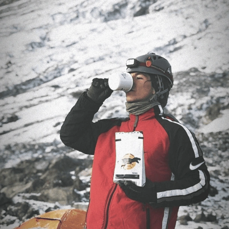 Ciclista bebiendo café T-Rex de Santa Elena en la montaña