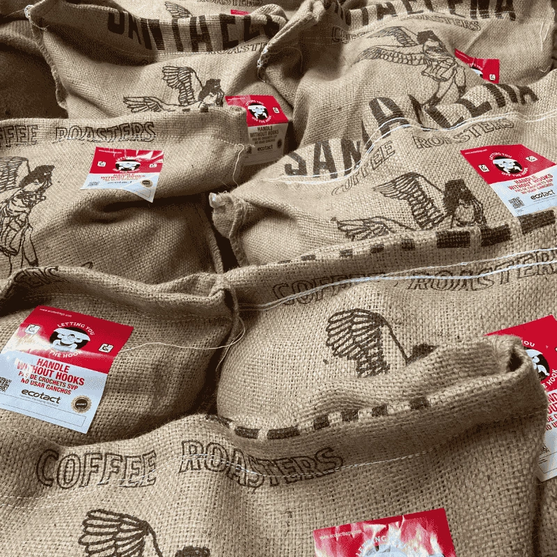 Sacos de café Santa Elena almacenados de manera ideal para conservar la frescura del café verde
