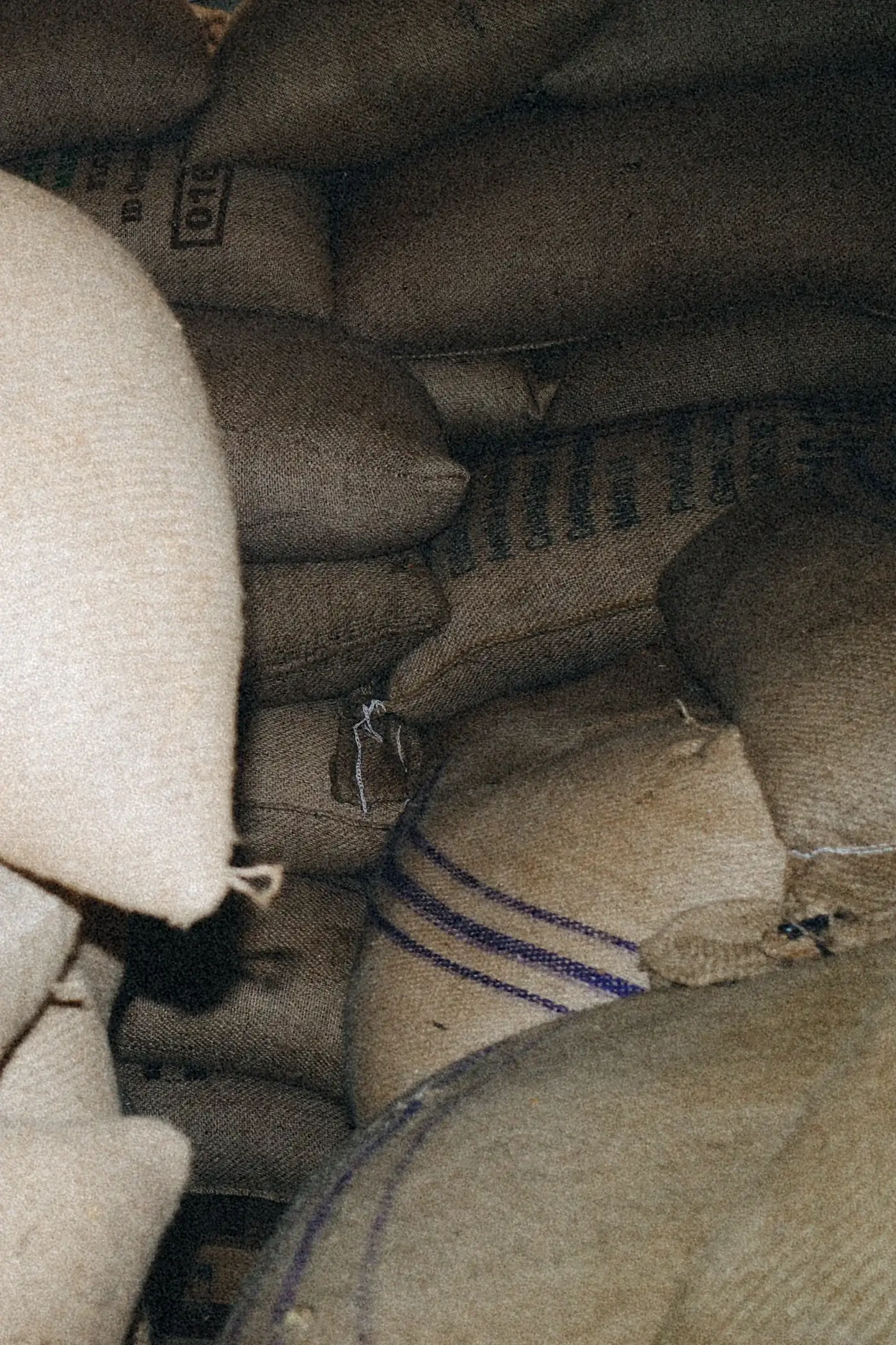 Café en sacos almacenado en bodega