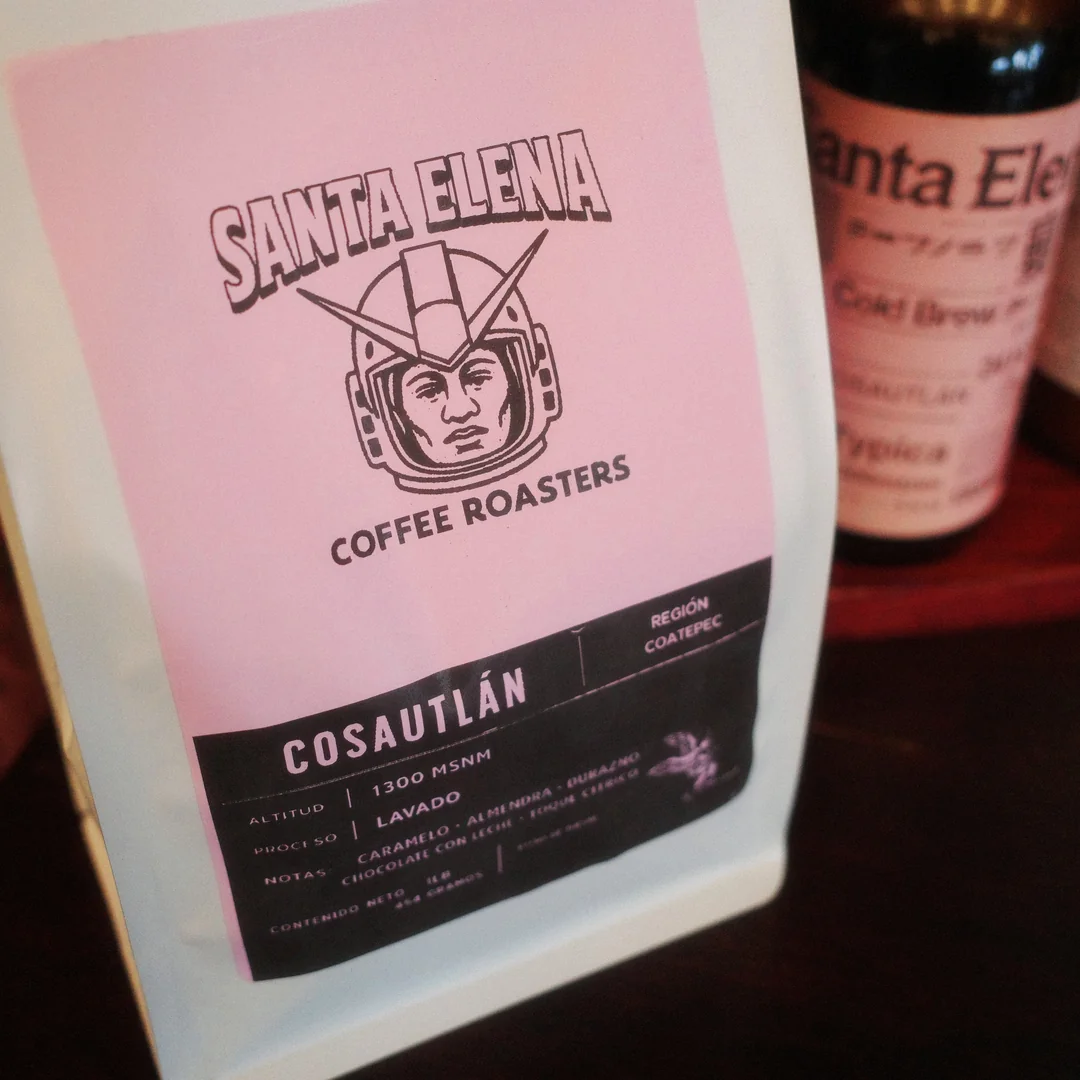 Bolsa de café lavado de Cosautlán Santa Elena junto a una botella de cold brew