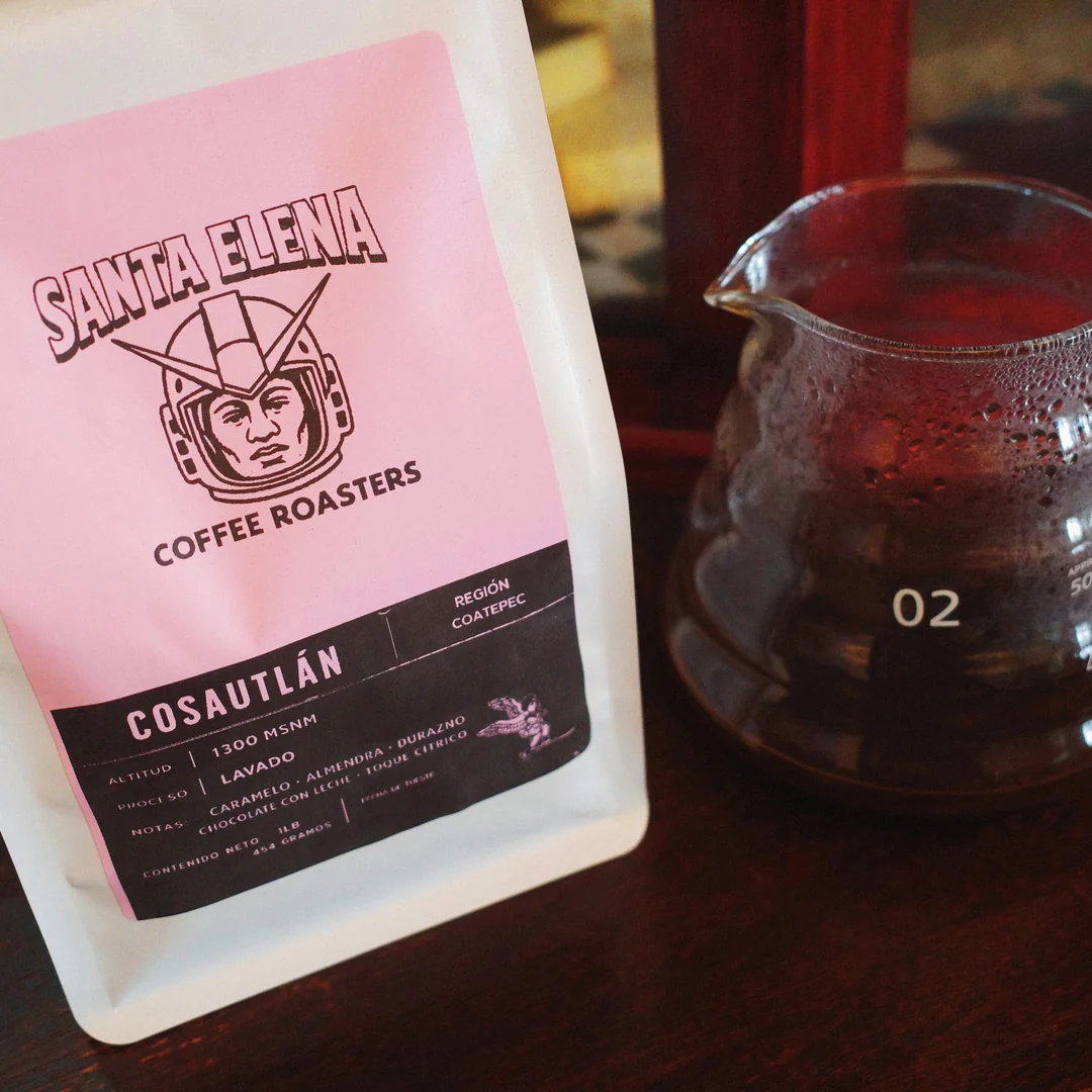 Bolsa de café Cosautlán Santa Elena junto a una jarra de café recién preparado en V60