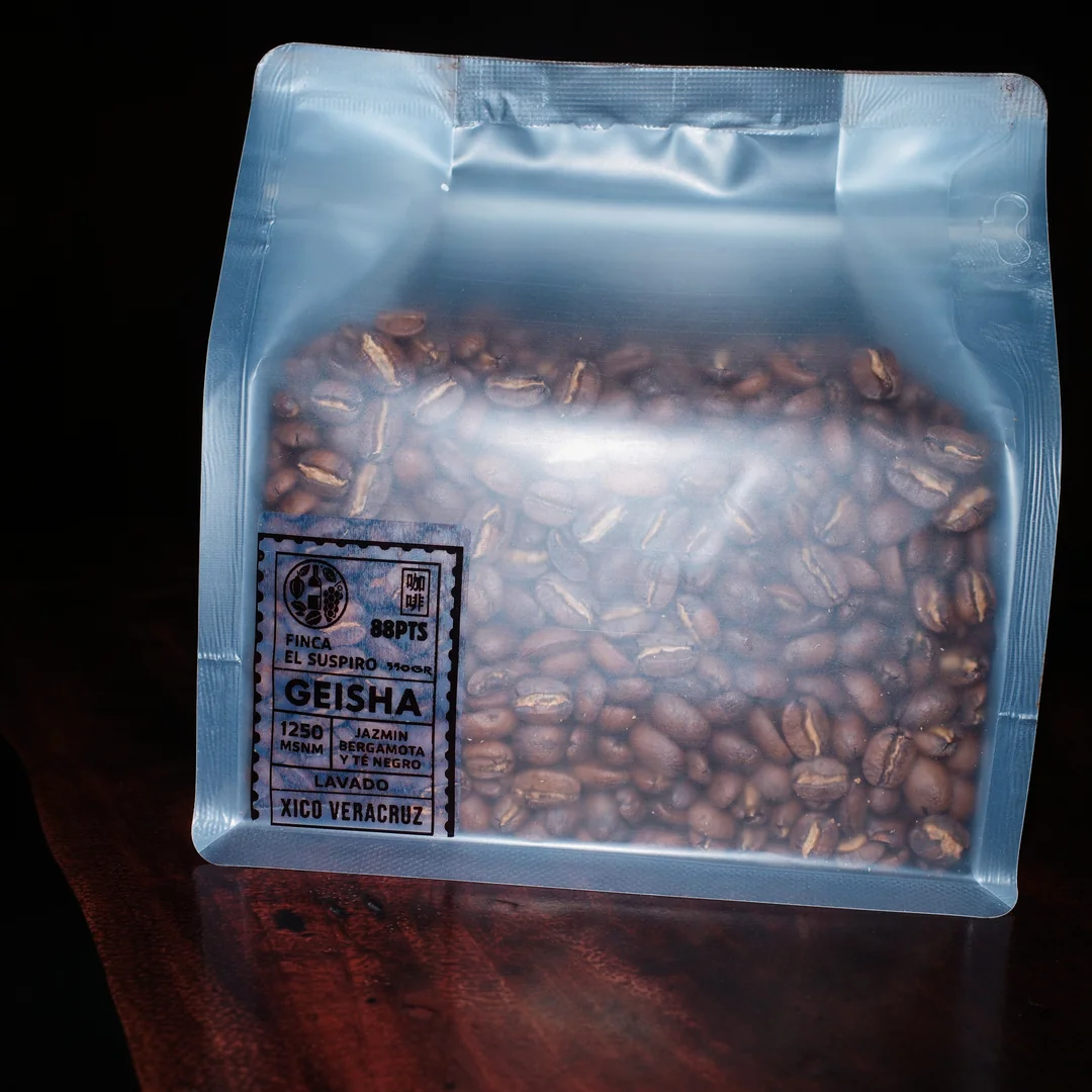 Bolsa de café Geisha Santa Elena sobre una mesa de madera oscura
