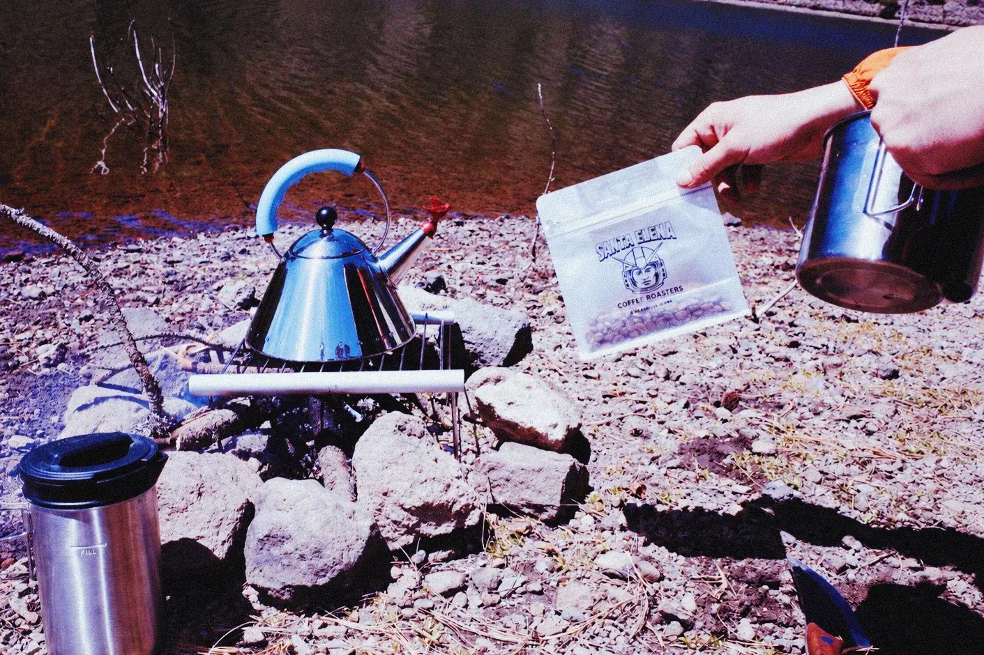 Kettle Alessi 9093 calentando agua en una fogata al aire libre