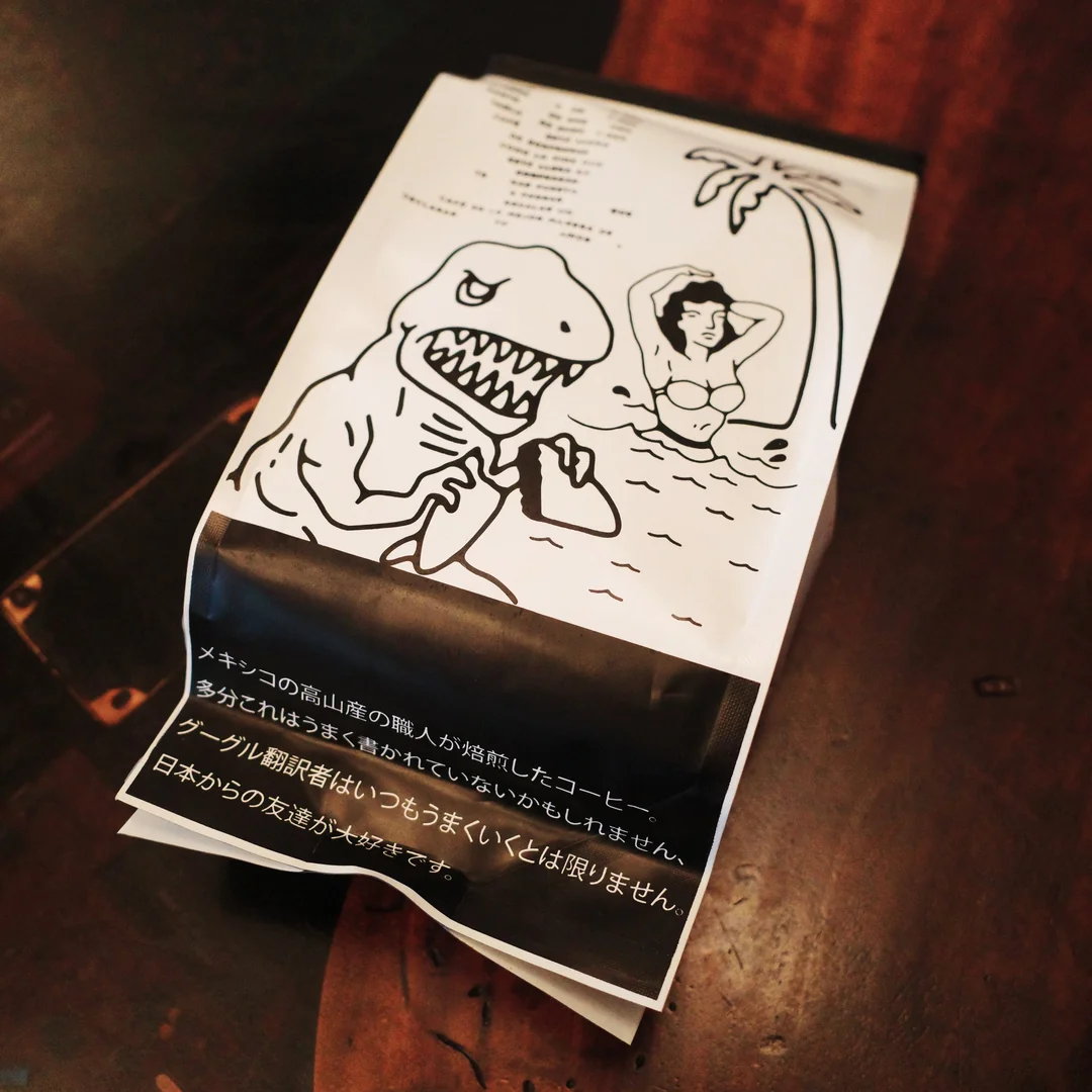 Reverso de la bolsa de café T-Rex Santa Elena con la ilustración del dinosaurio
