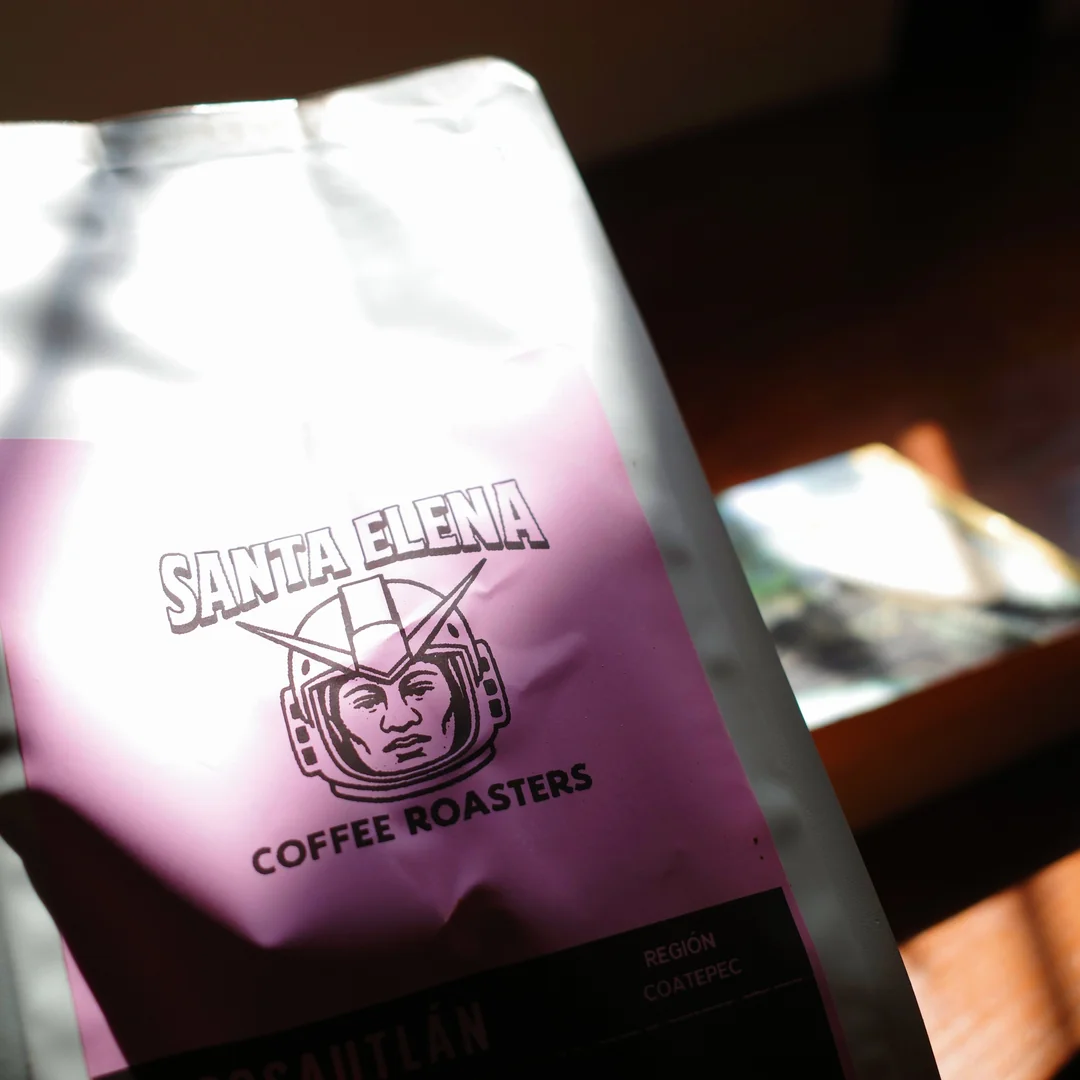 Bolsa de café lavado de Cosautlán de Santa Elena iluminada por la luz de una ventana