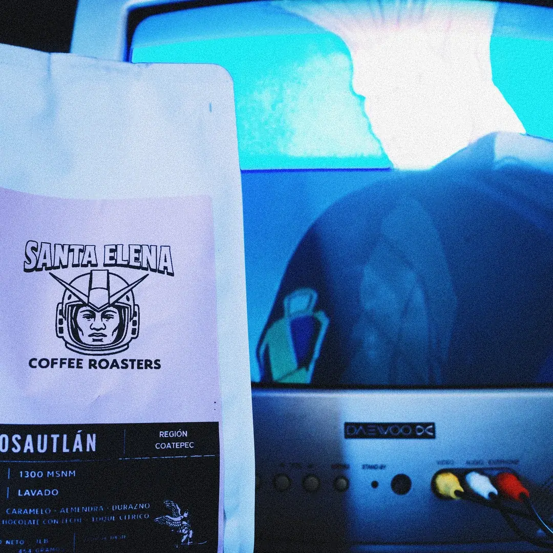 Bolsa de café lavado de Cosautlán de Santa Elena frente a un televisor antiguo, con la etiqueta a la vista