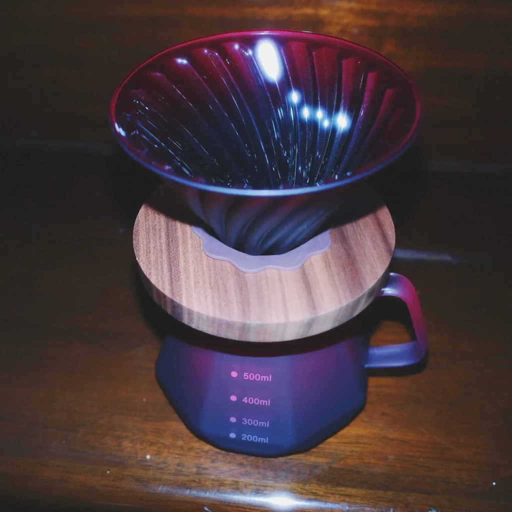 Dripper tornasol montado sobre la jarra, con el color virando a morado y azul