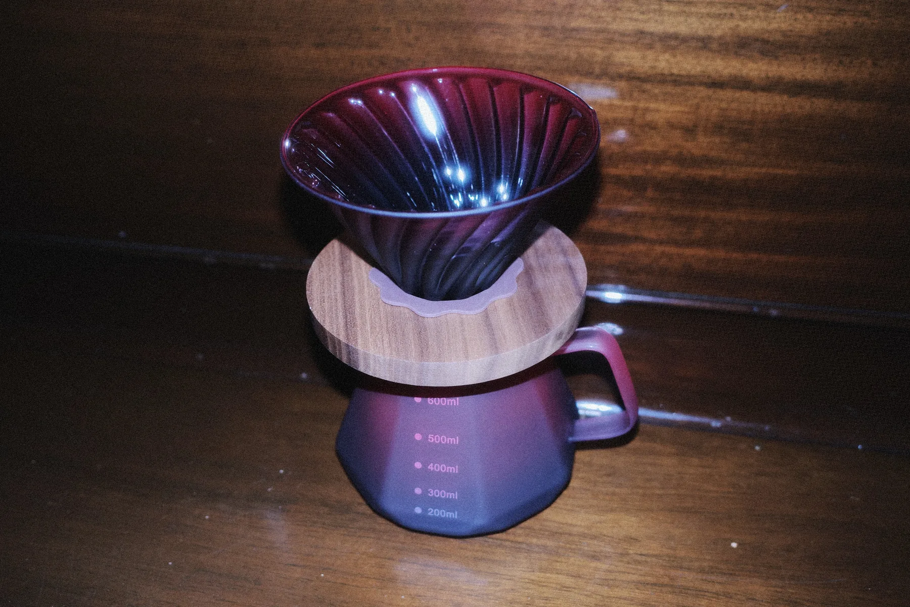 Juego de dripper tornasol sobre una mesa de madera oscura