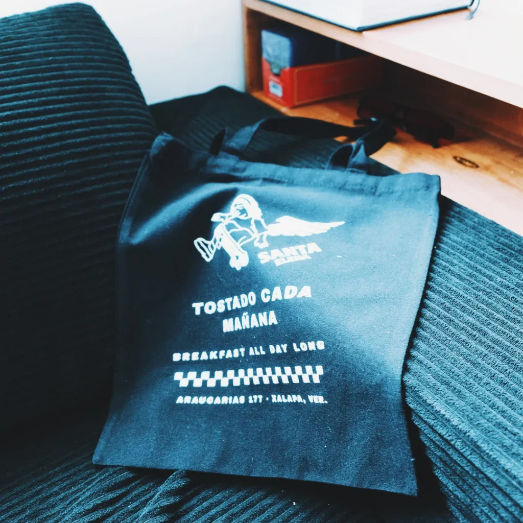 Tote bag negra de Santa Elena con el estampado en blanco